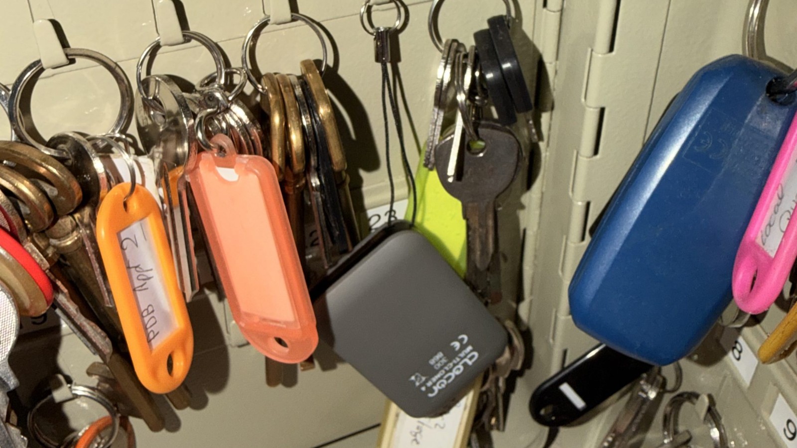 Trousseaux de clés étiquetés par logement, rangés dans l'armoire à clés d'une conciergerie de location courte durée
