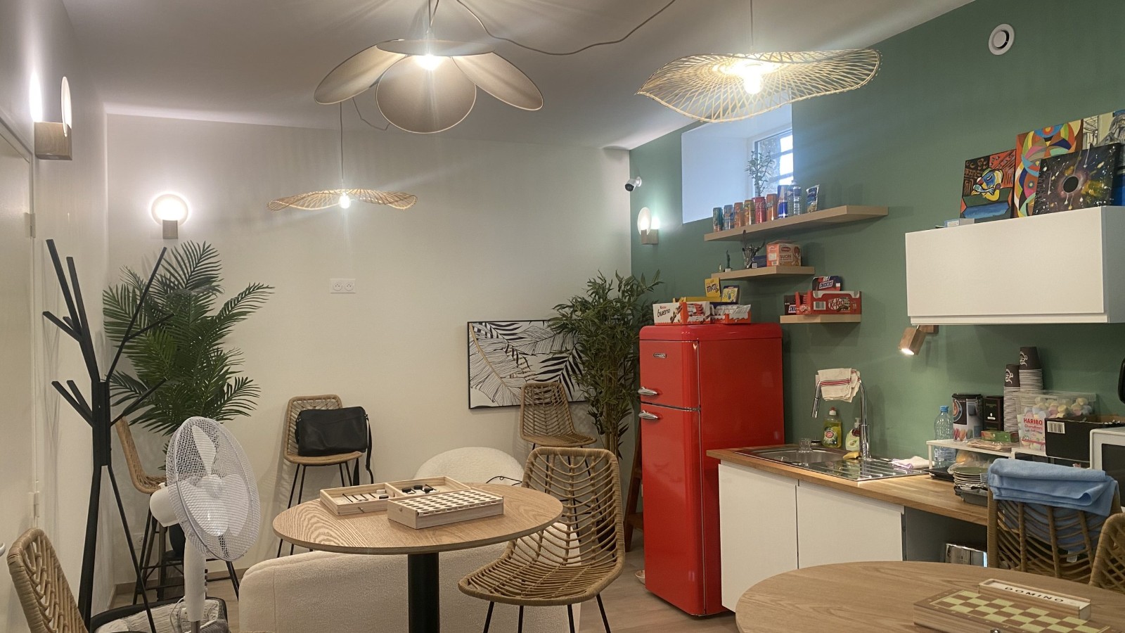 Espace café du Café Laverie à Nevers, avec tables et machines à laver en arrière-plan